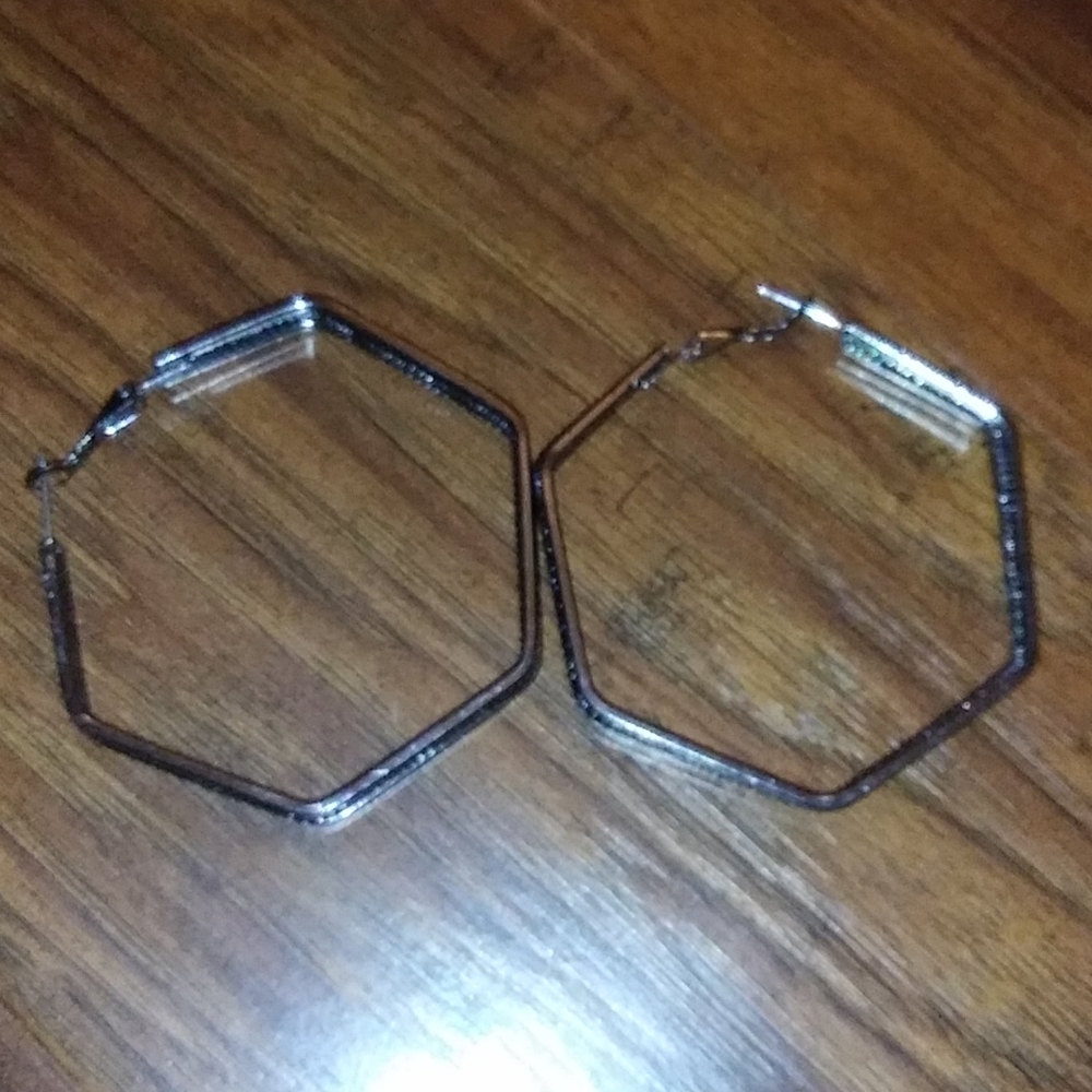 Geometric hoop earrings